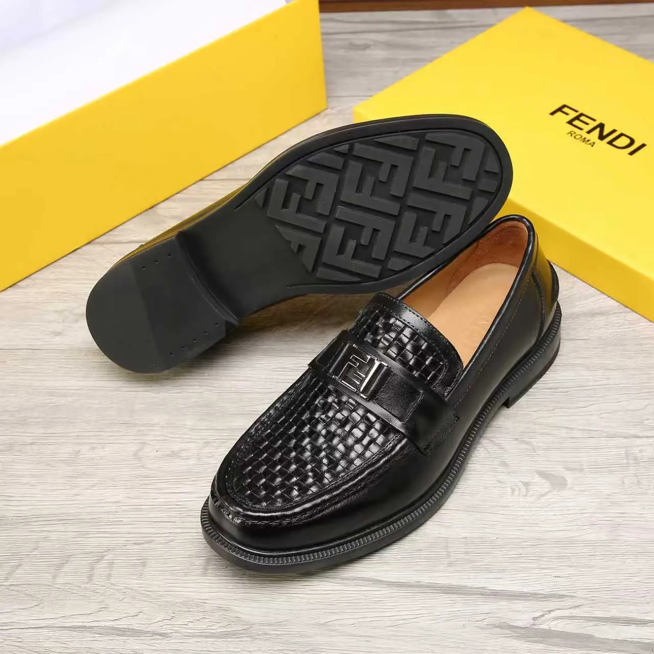 Men's men's shoes 💰 540 💰 Water dyed cowhide 🆘 The latest FENDI ( Fendi ) new casual leather shoes 🕶️🕶️ Simple routing effect, showing an elegant and cool driving shoe 🎬Made of Italian 🇮🇹 imported calfskin + first-layer water-dyed cowhide lining🐂Excellent material🎬Detailed workmanship 🤗Comfortable foot feel➰➰. ​Pair it with any outfit to show your taste and temperament, low-key luxury ♻️Design ​simple and elegant ​noble and fashionable 🍃​Very loved and favored by trendy men 💓❤️Size: 38-44 2⃣️colors available